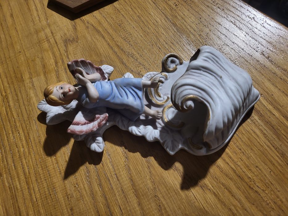 Kropielnica z wizerunkiem Anioła z porcelany biskwitowej Anioł