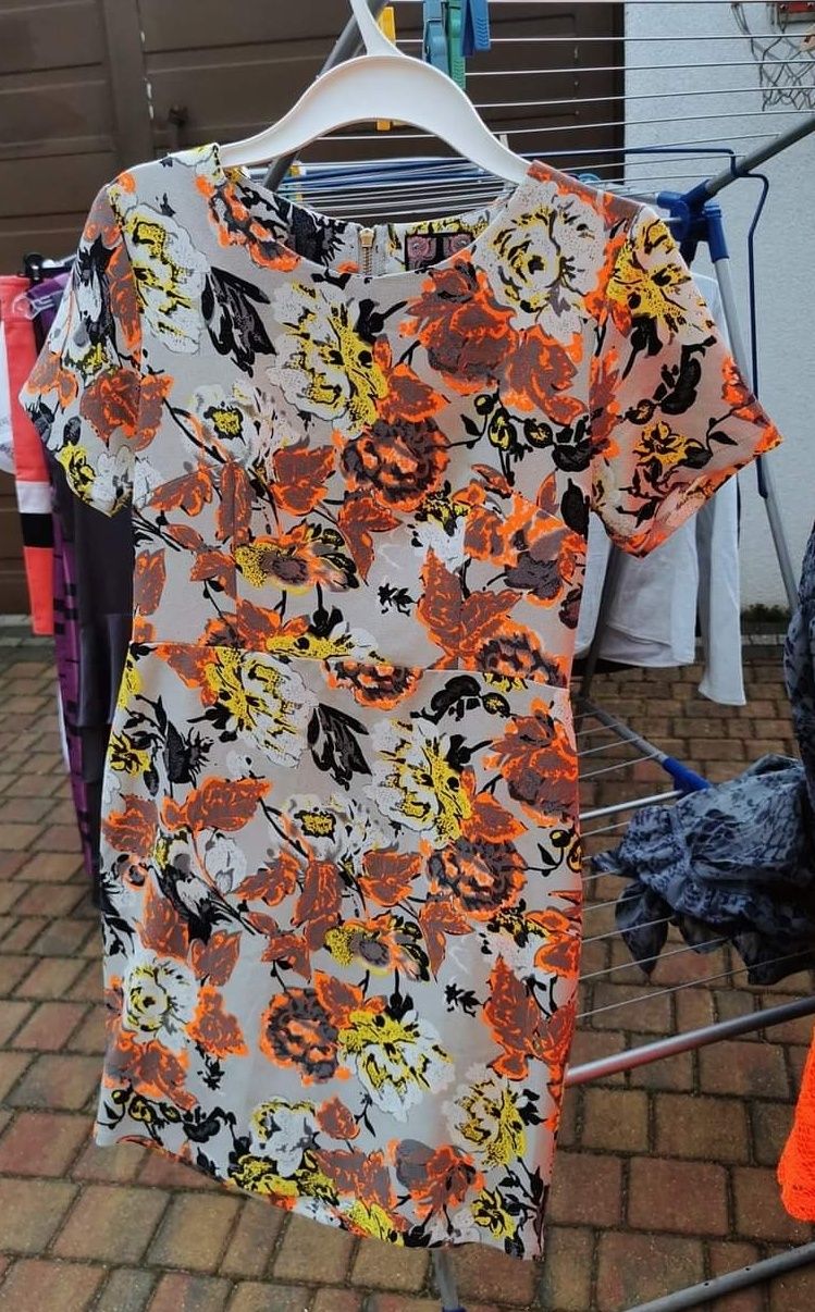 Elegancka sukienka na komunię midi, w kwiaty delikatna M 38