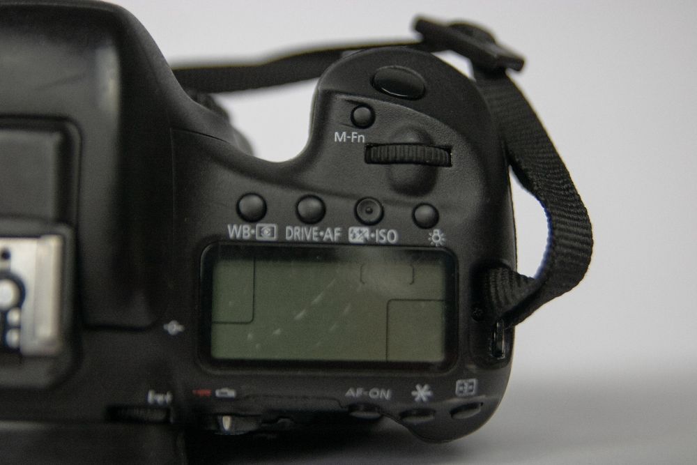 Canon EOS 7D Mark II + grip