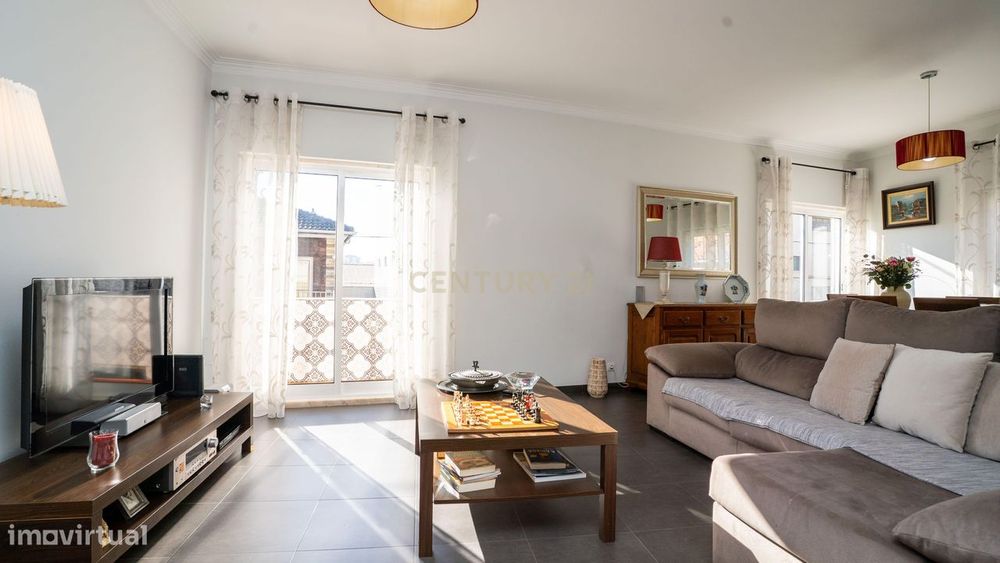 Moradia com espaço exterior e garagem