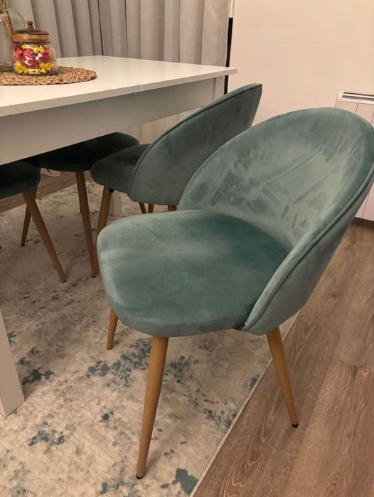 4 Cadeiras e 1 mesa extensível