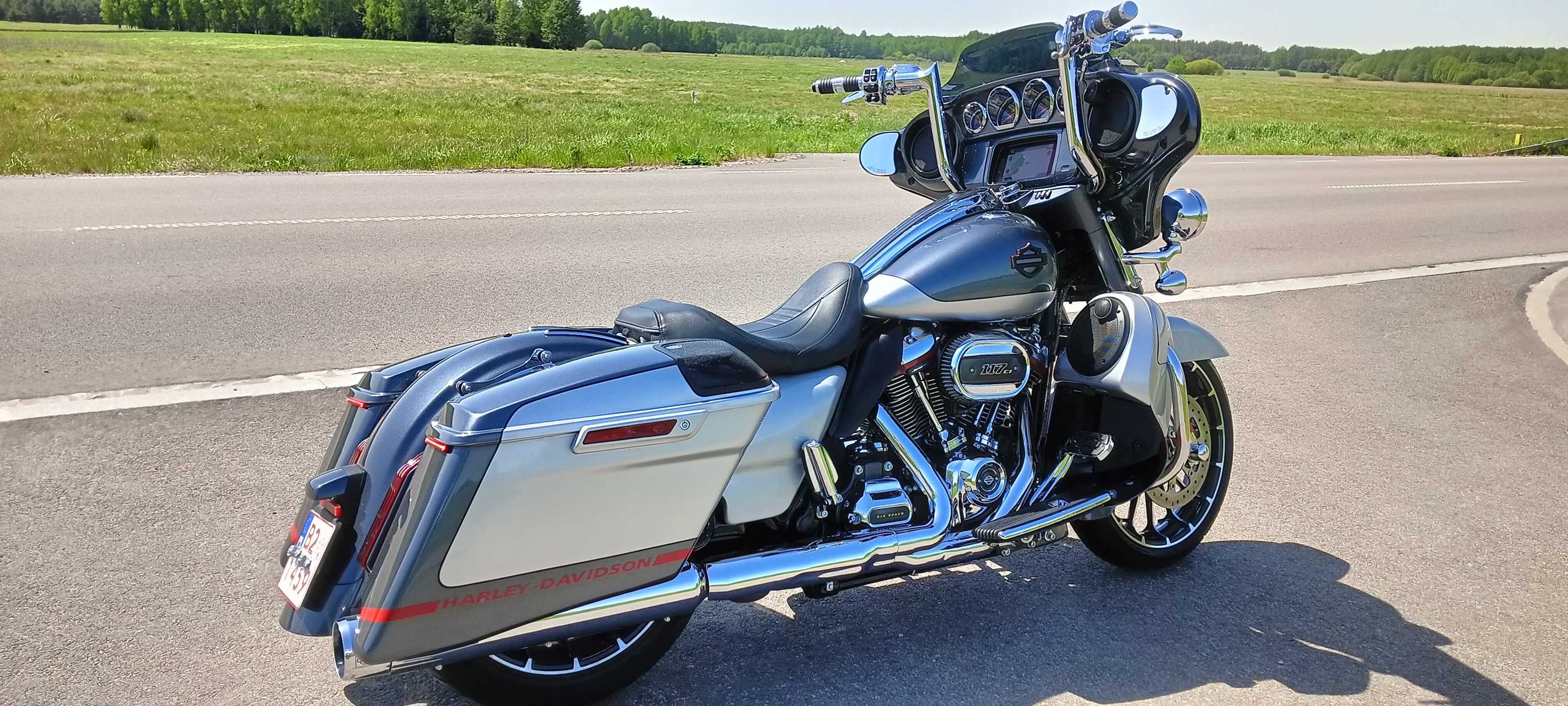 Harley Davidson FLHXSE CVO 117. Elektra. 
Road King FLHXS Road glide.