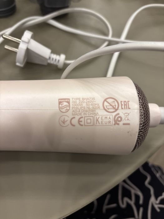 Продаю фен щетку Fhilips Air 7000