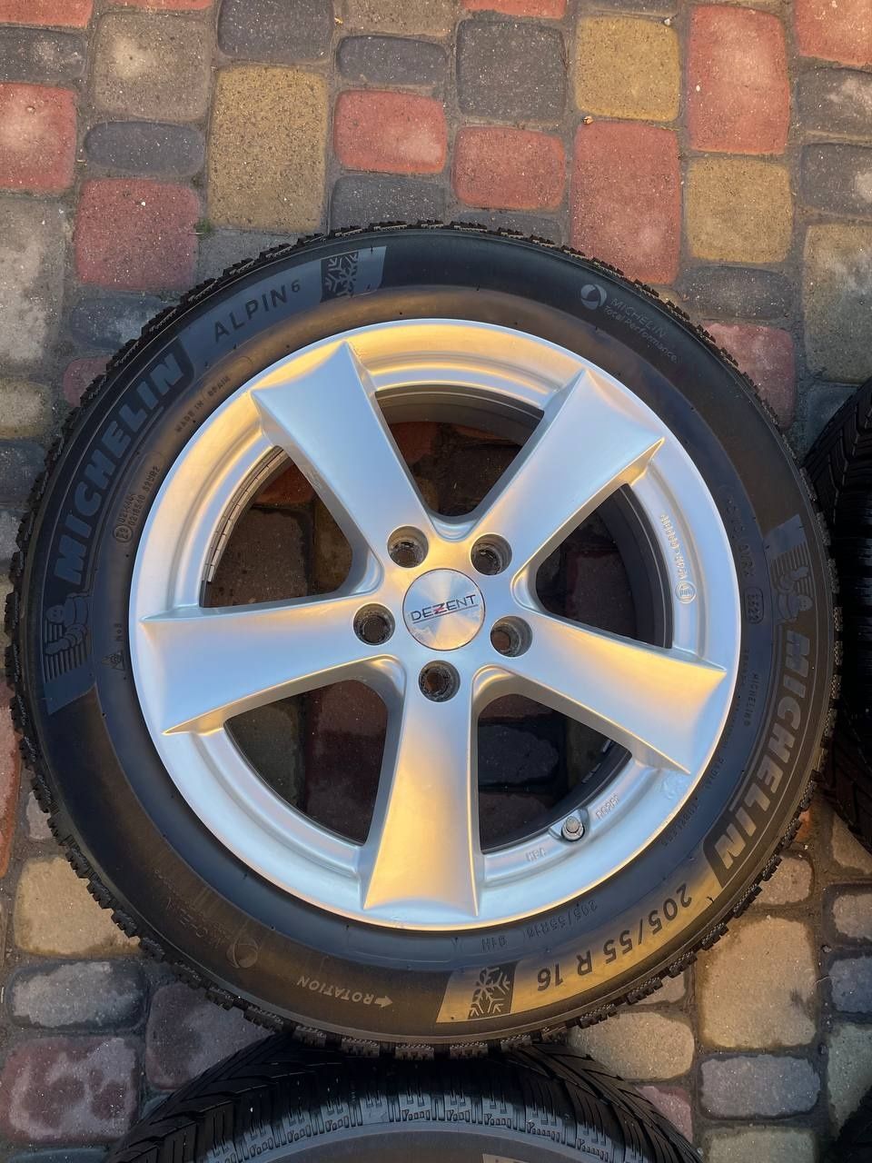 R16 5 105 диски Dezent з гумою Michelin 205/55/16 - 2022 рік