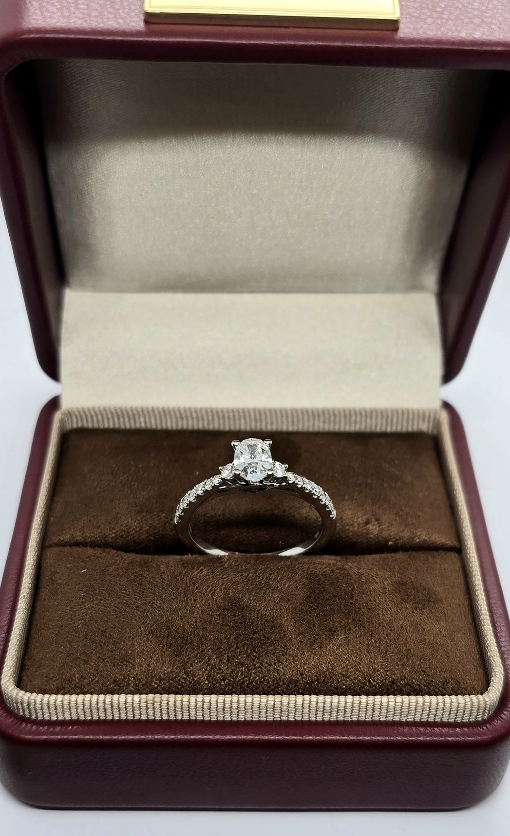 Złoty pierścionek z diamentami 0,67 ct