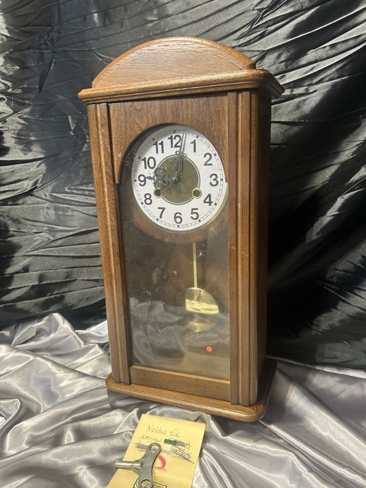 Zegar ścienny Metro – w drewnianej oprawie, z wahadłem