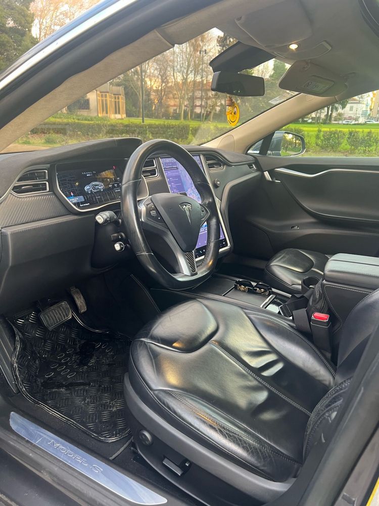 Tesla model S 85D