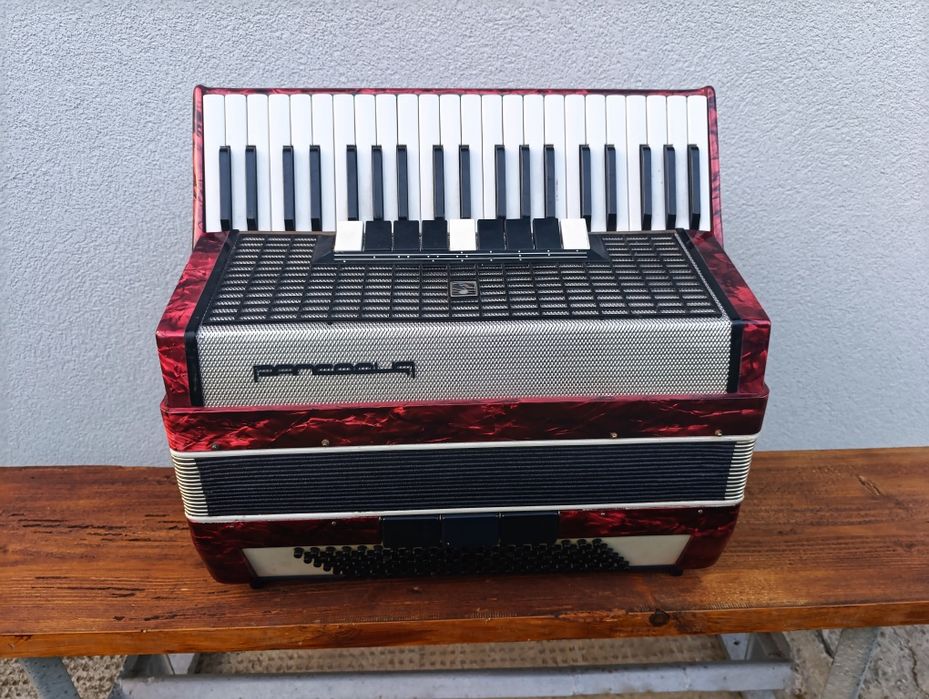 Akordeon 120 basów 4 chóry