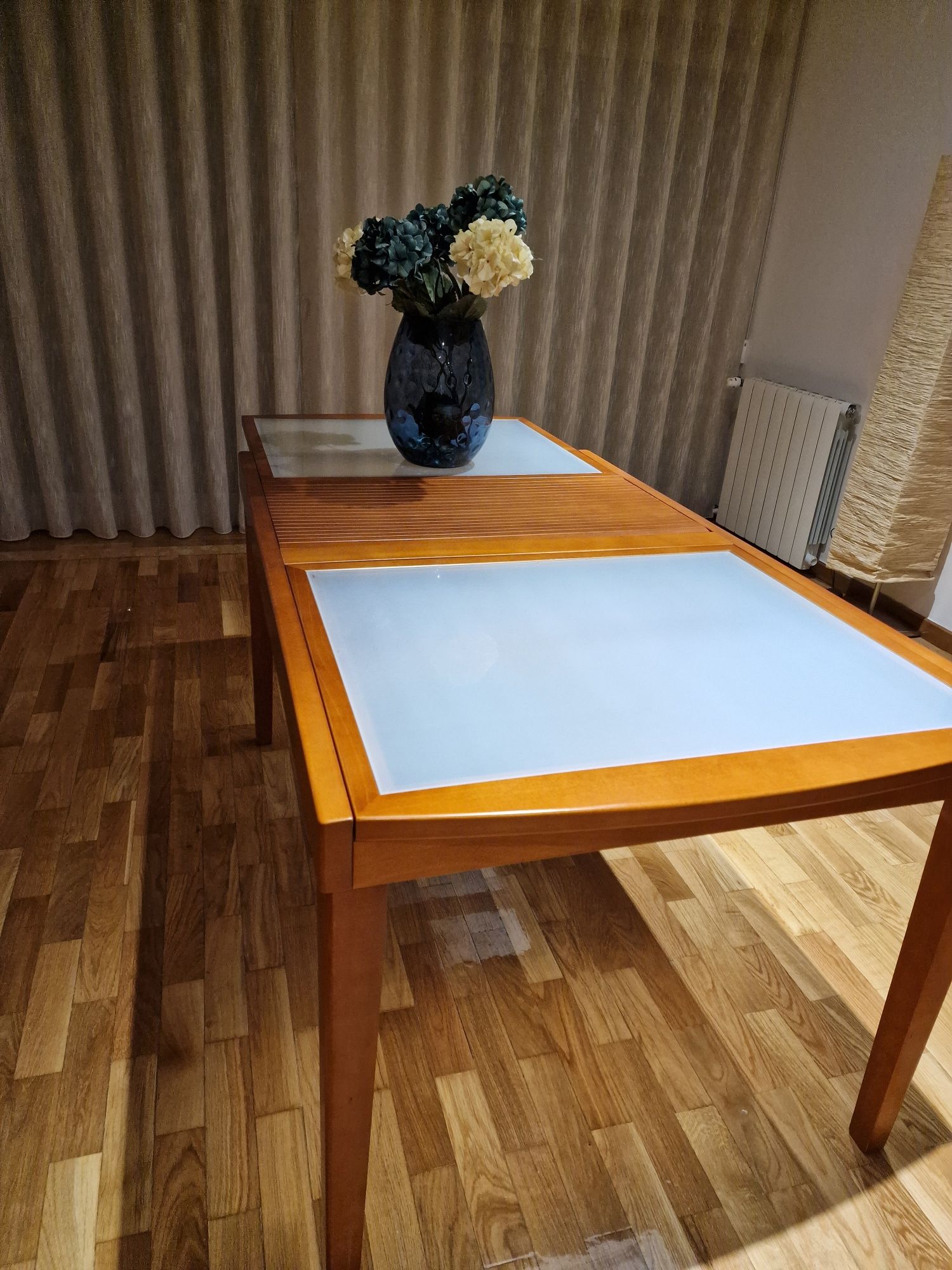 Mesa de jantar extensivel com tampo em vidro e cerejeira