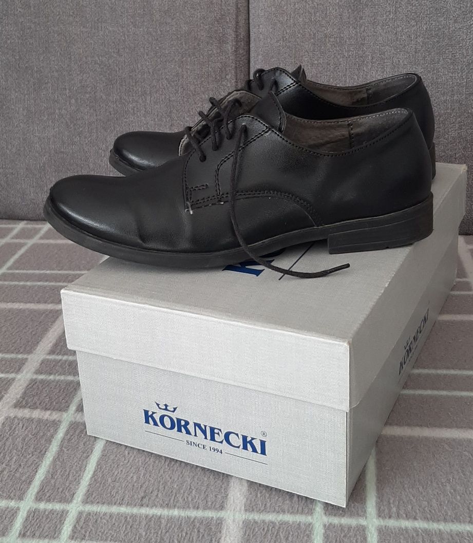 Kornecki - Buty komunijne czarne r.32