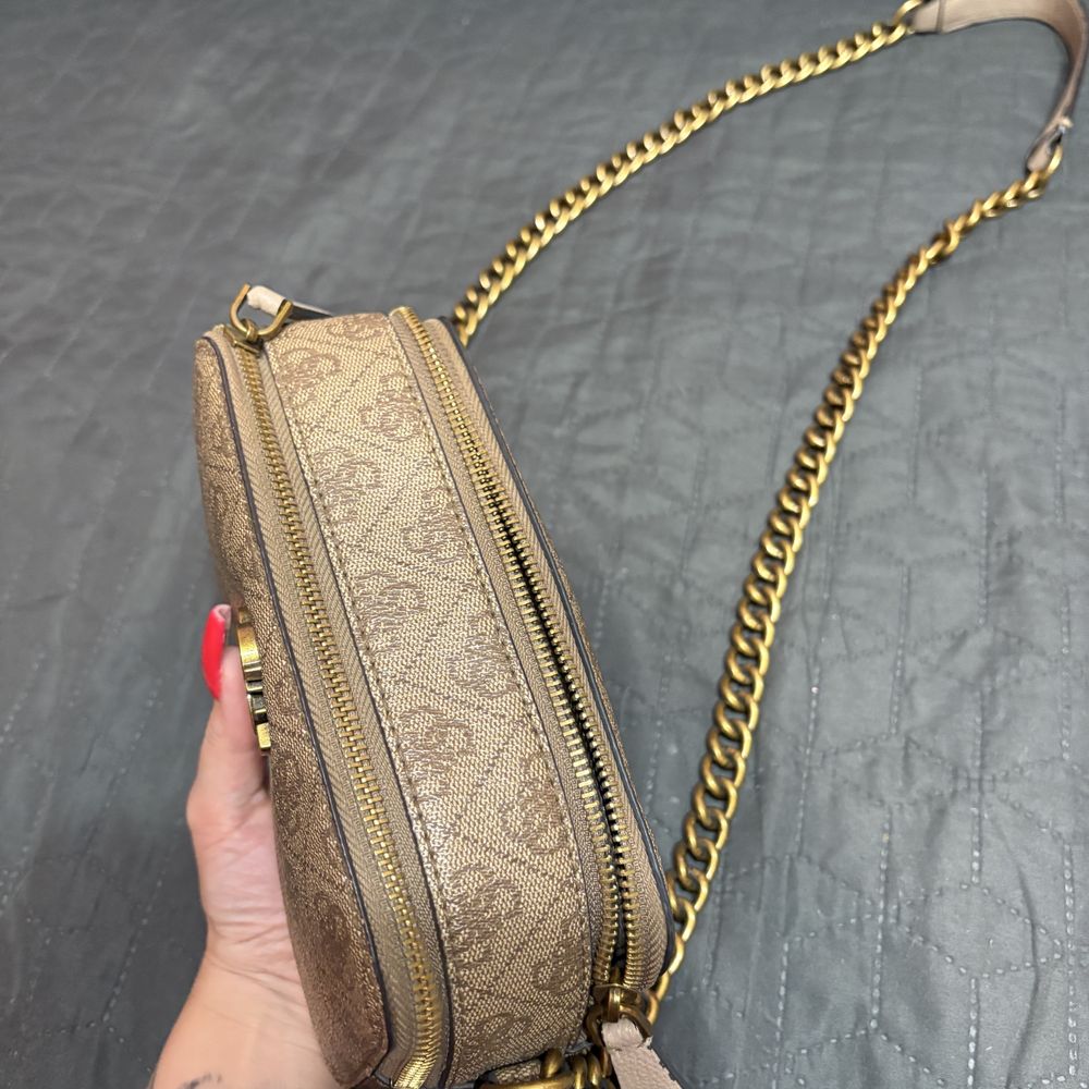 Guess torebka monogram beż nude łańcuszek