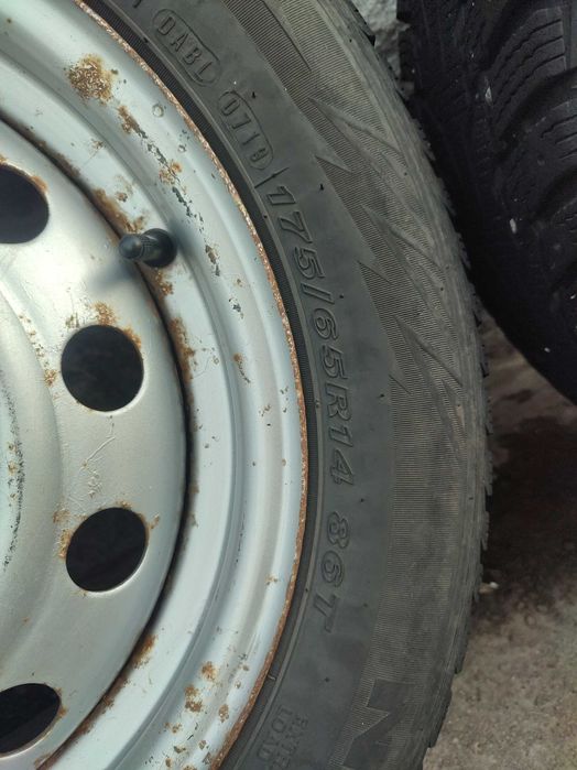 Продам зимнюю резину в хорошем состоянии.