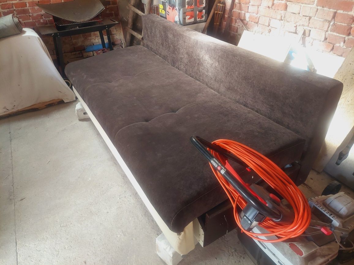 Duża sofa rozkładana do renowacji /obicia