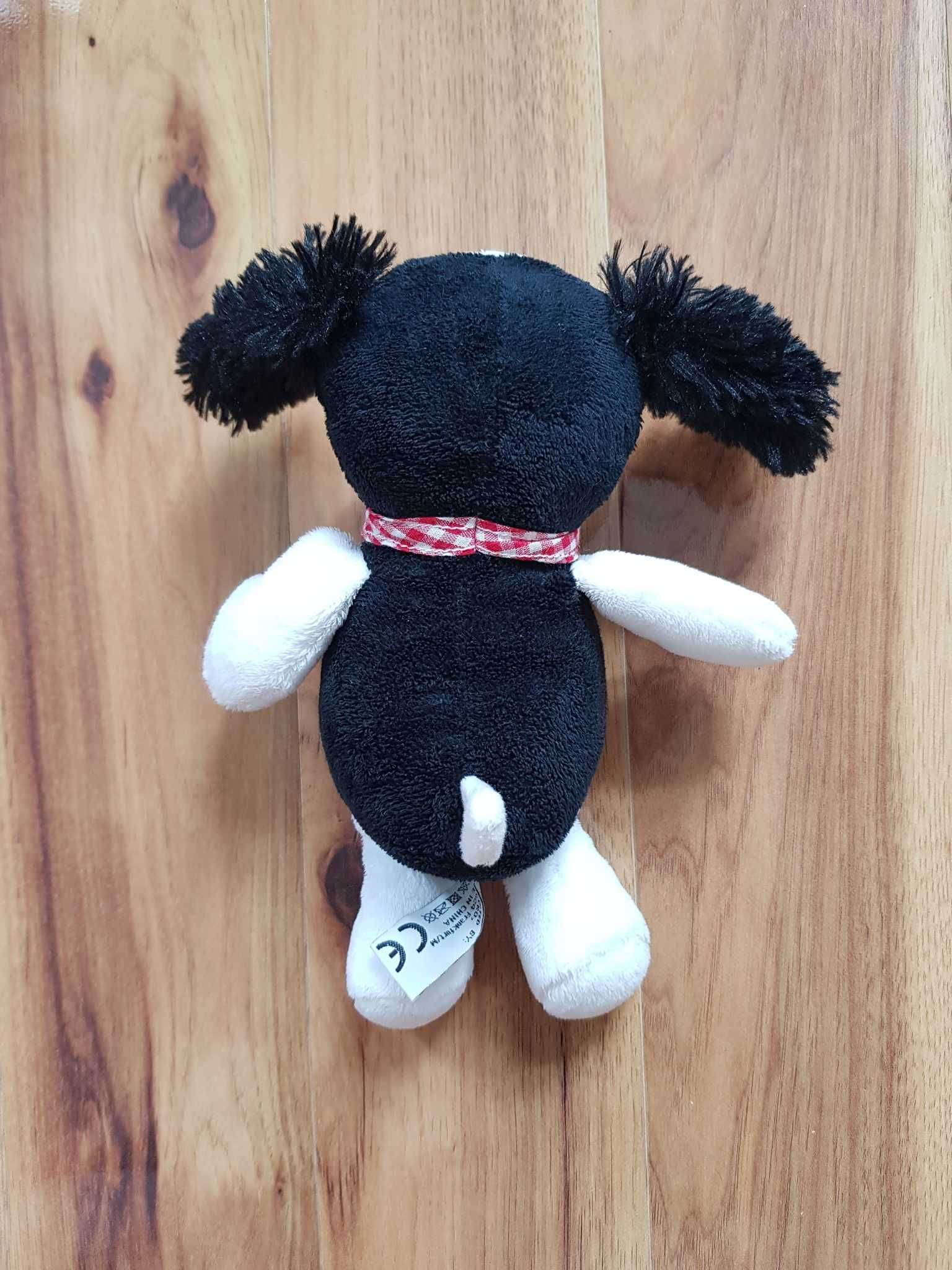 czarno biały piesek KinderFerrero pies  maskotka zabawka