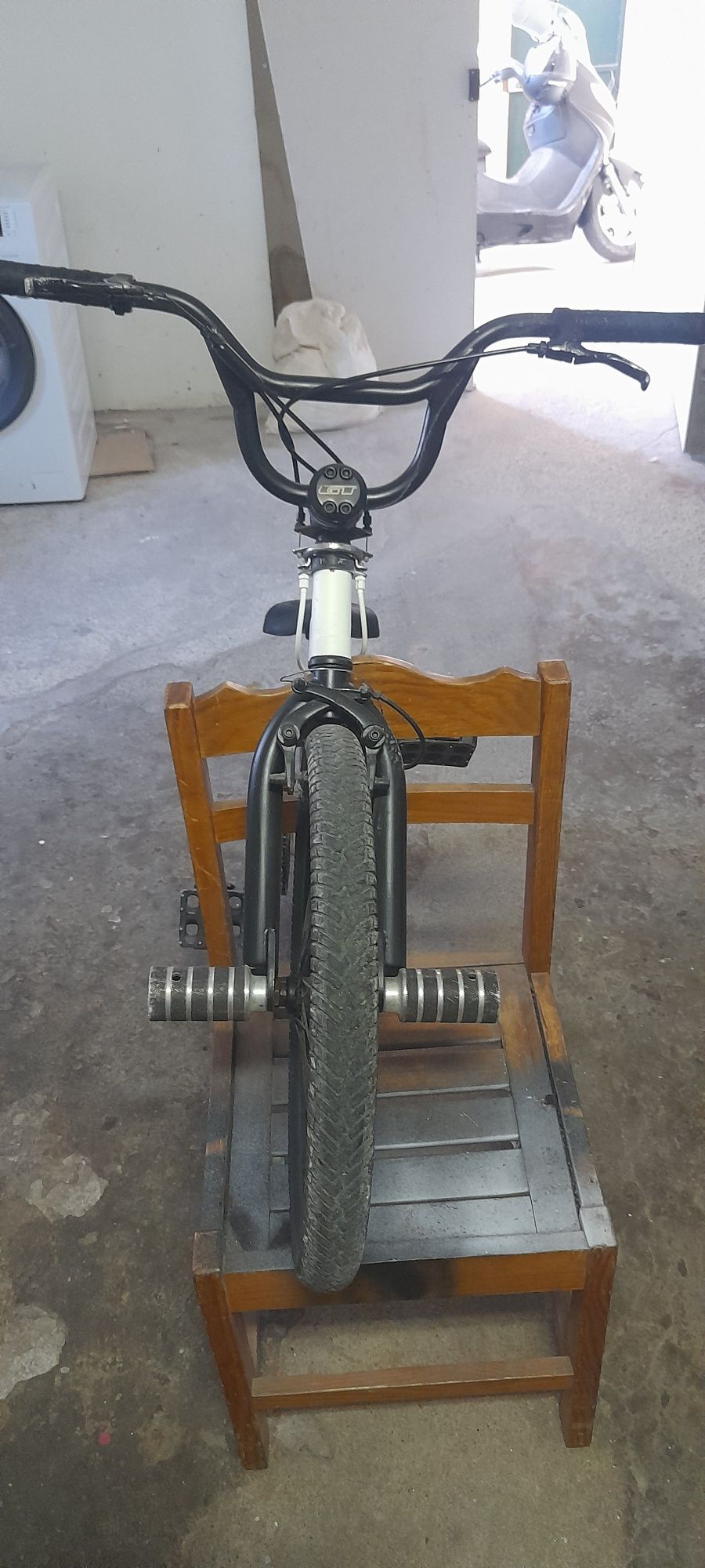 Bicicleta bmx Branca e preta 2