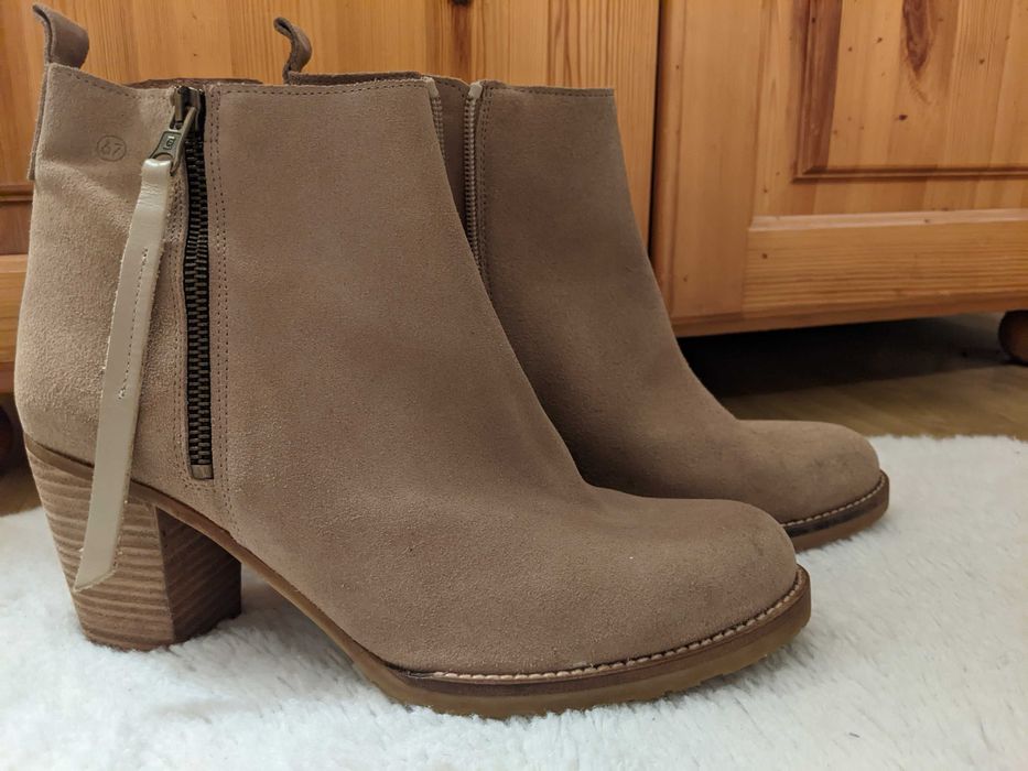 Ботильйони демісезонні замшеві на каблуці виробництво Іспанії р.40