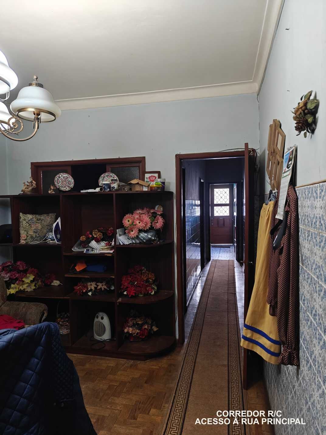 Moradia de 3 andares c/ terreno extenso para reabilitar ou reconstruir