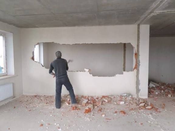 Демонтаж стен полов кровля, окна двери.