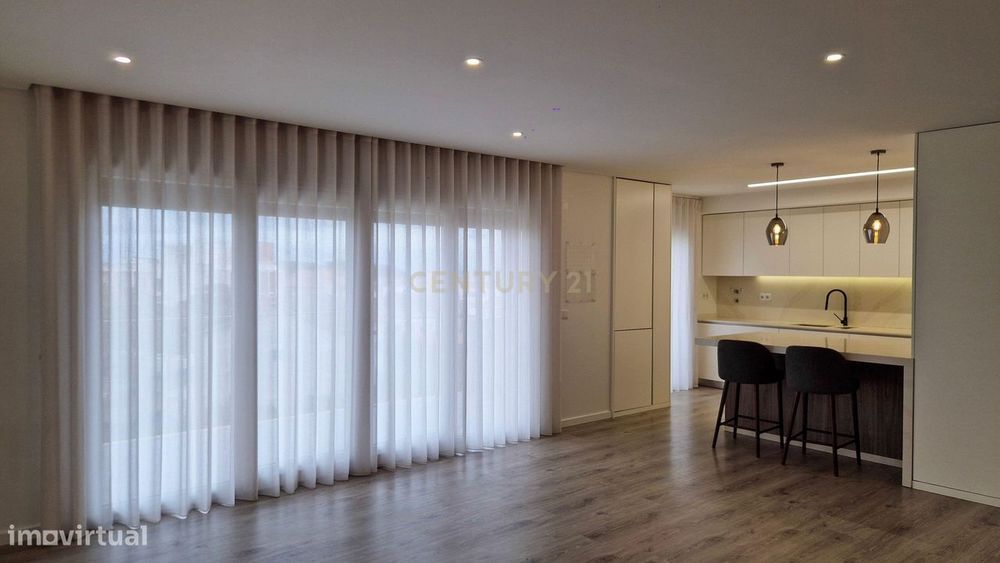 Apartamento moderno T3 na Sobreda com excelentes áreas, garagem, varan