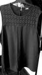 Blusa manga cava com renda. Veste M/L