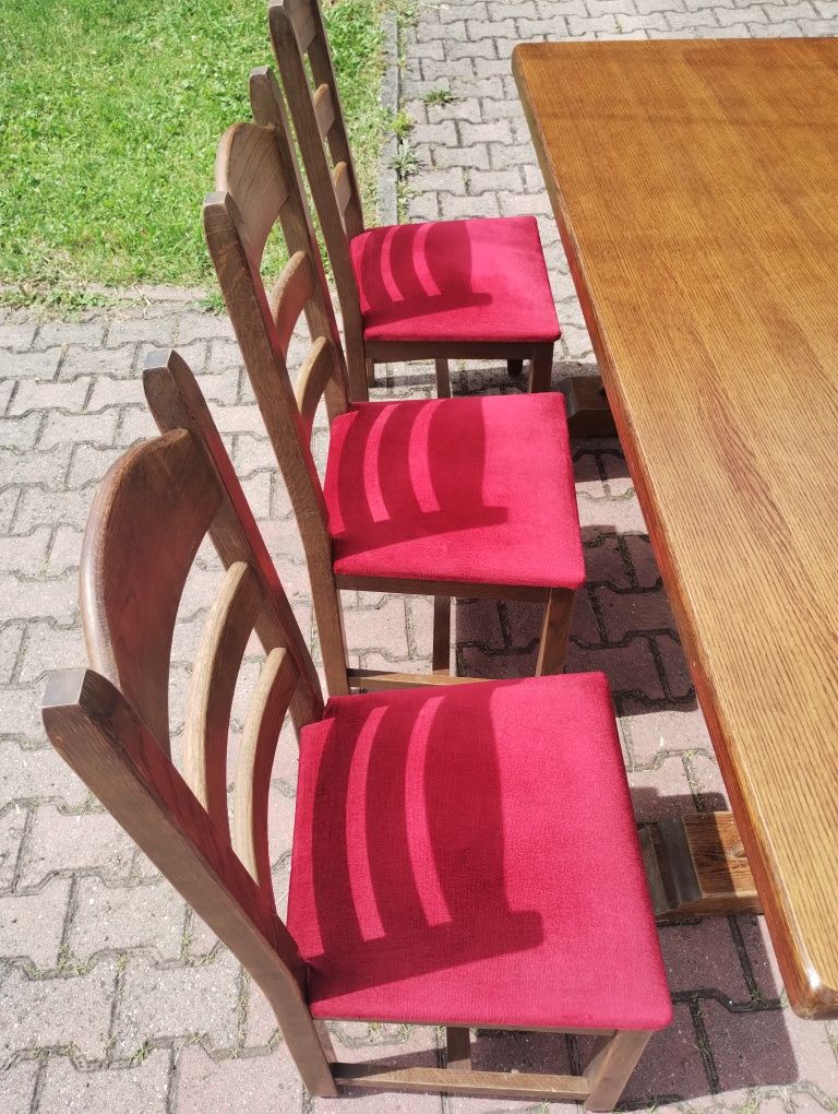 Stół plus krzesła drewniane
