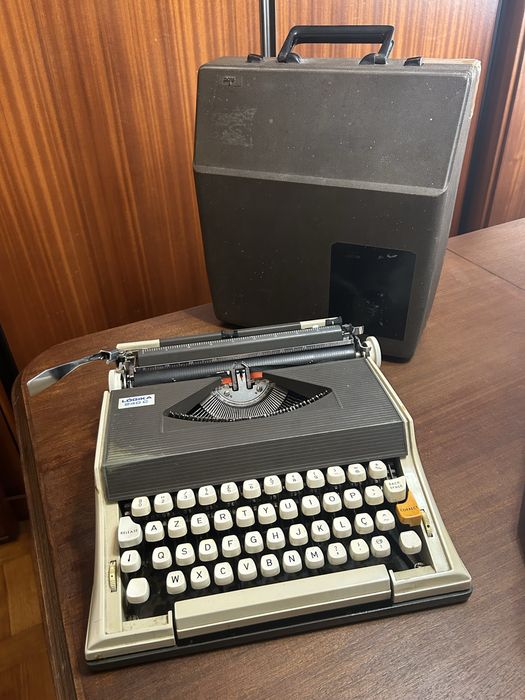 Maquina de escrever antiga