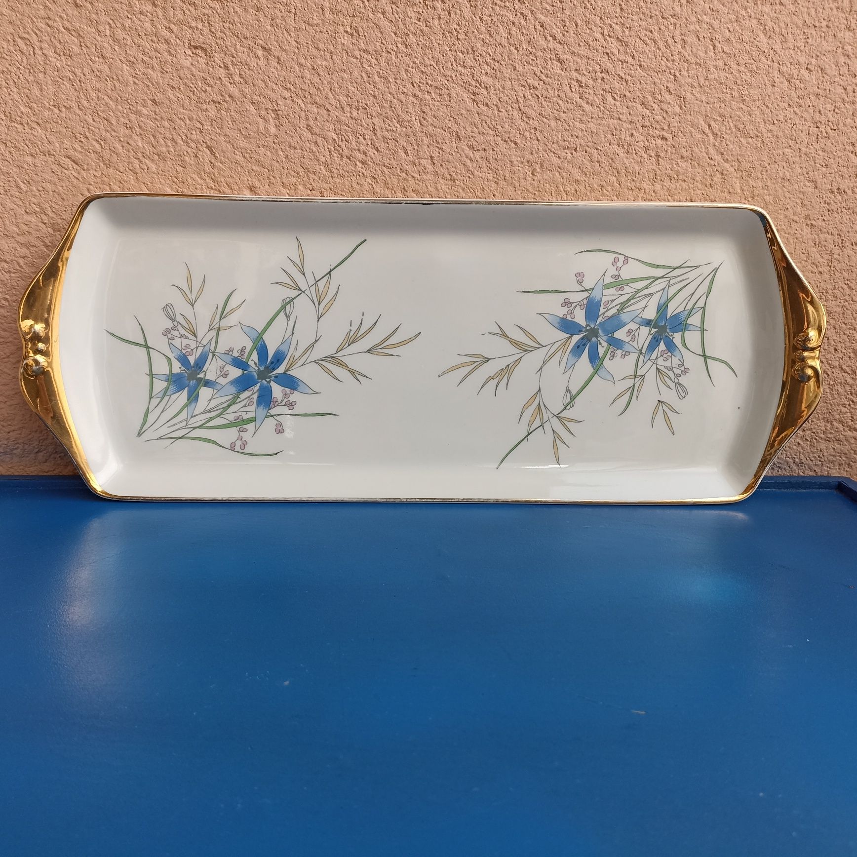 Torteira em porcelana C.F. Viana motivo flores azuis