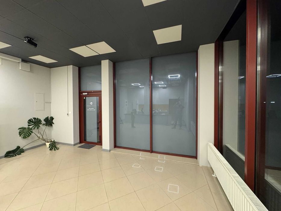 Wynajmę lokal 70 m² — parter, narożny, witryny na ulicę