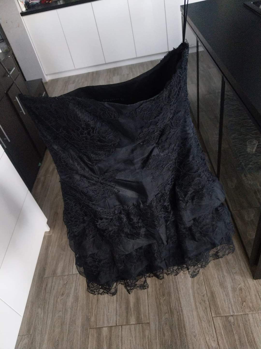 Zara czarna sukienka gorsetowa z koronką
