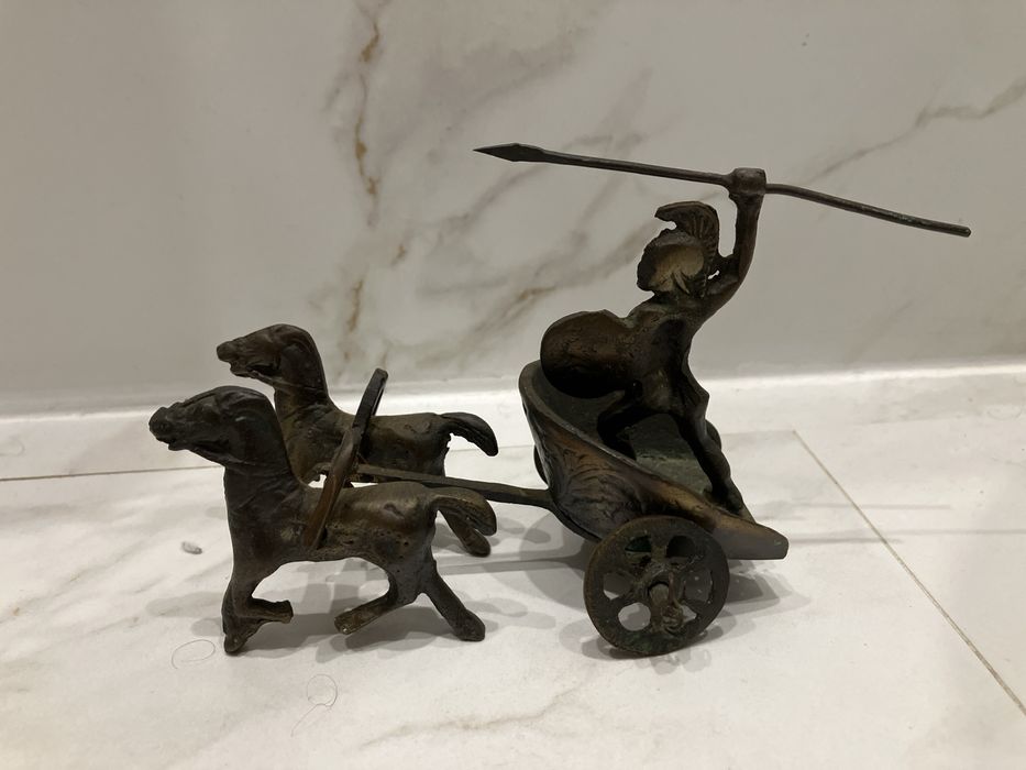 Gladiador com dois cavalos em metal biga