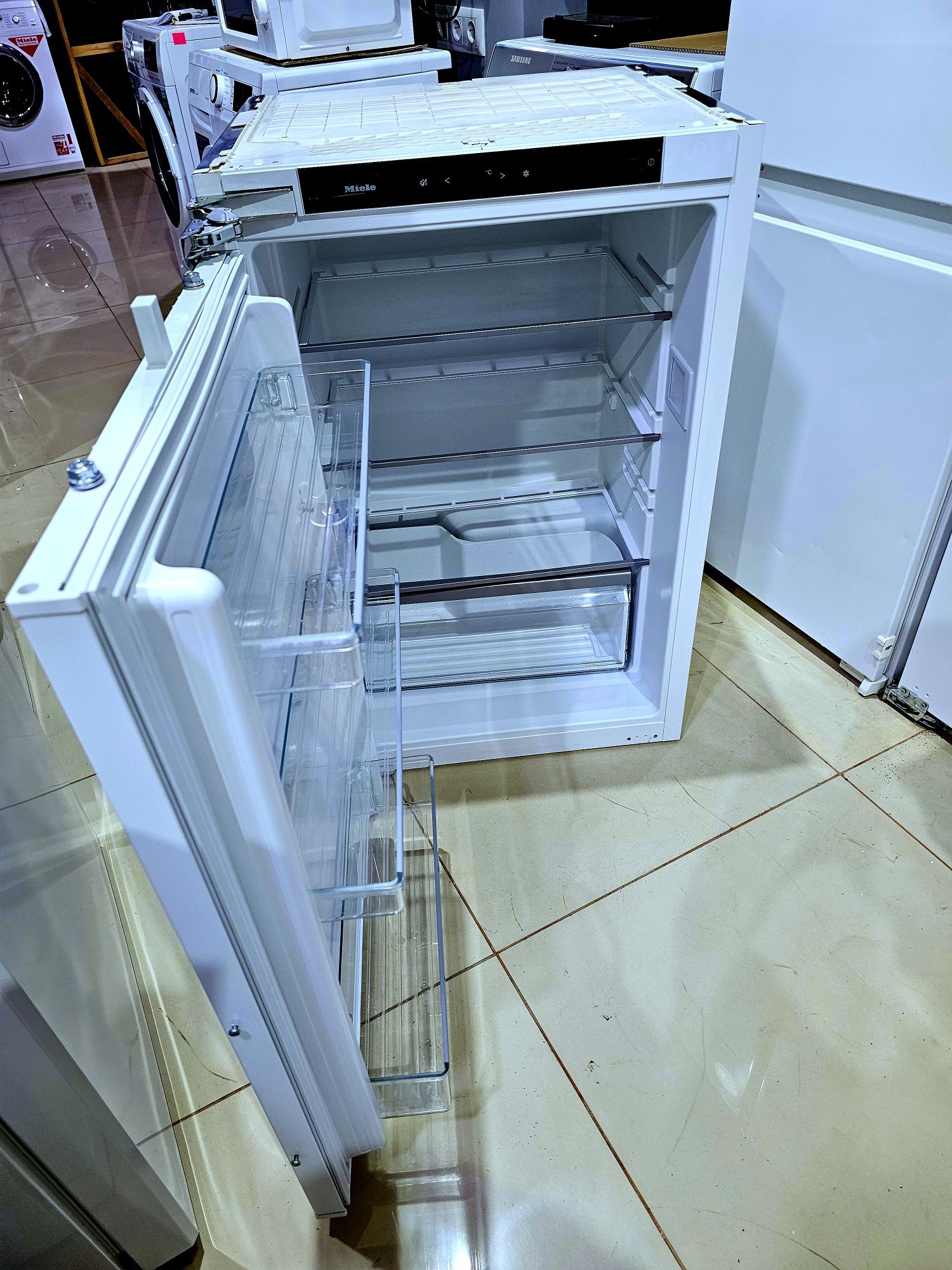 Холодильник Miele в меблі