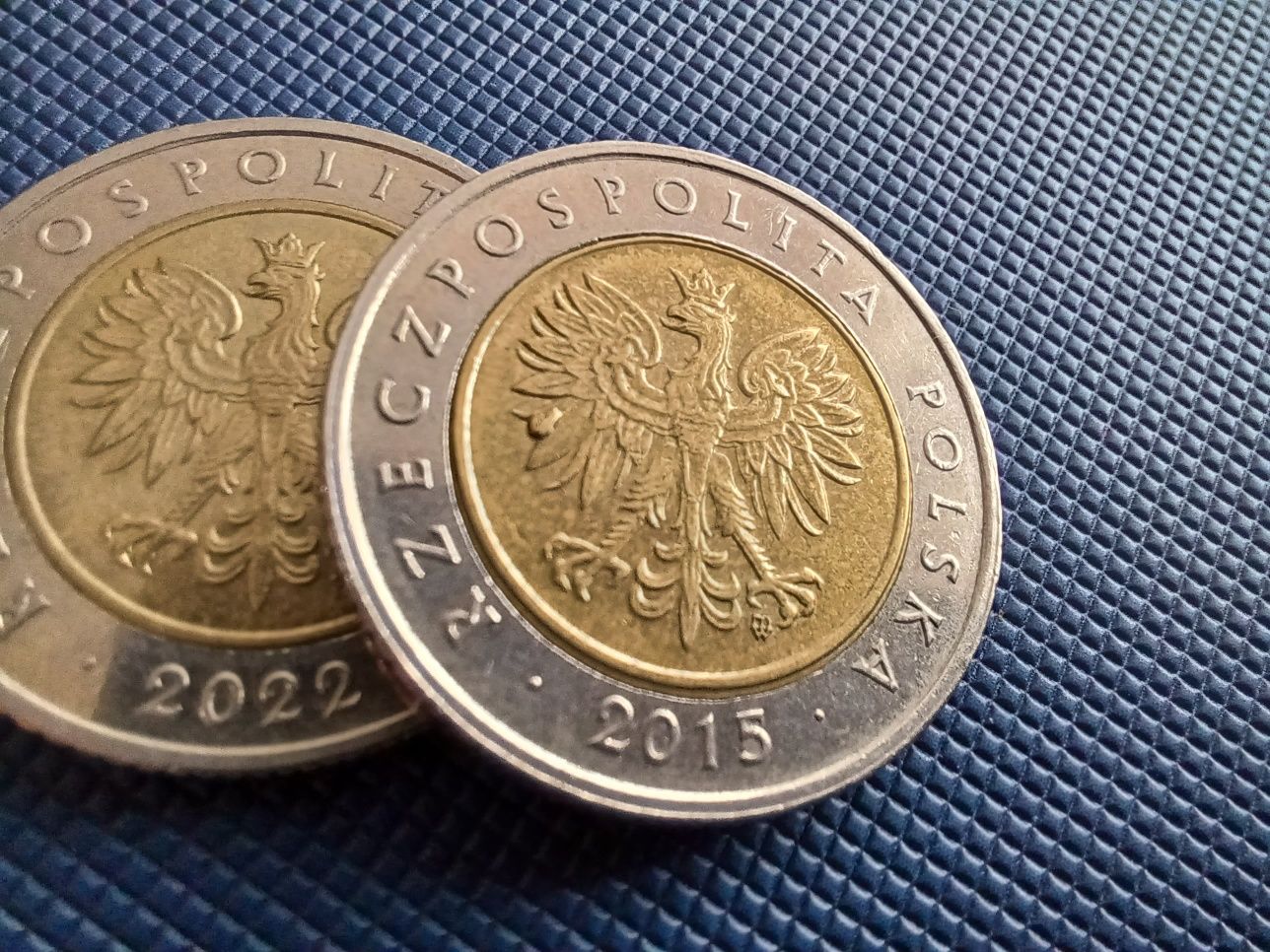 5 zł z 2015 r z błędem na piórach orła