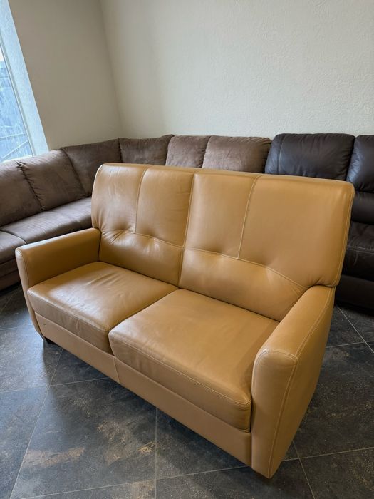 Рижий шкіряний диван