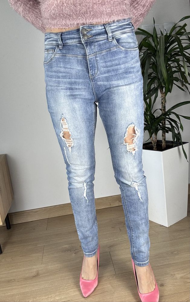 Reserved high-waisted niebieskie dżinsy z dziurami na wiosnę lato boho
