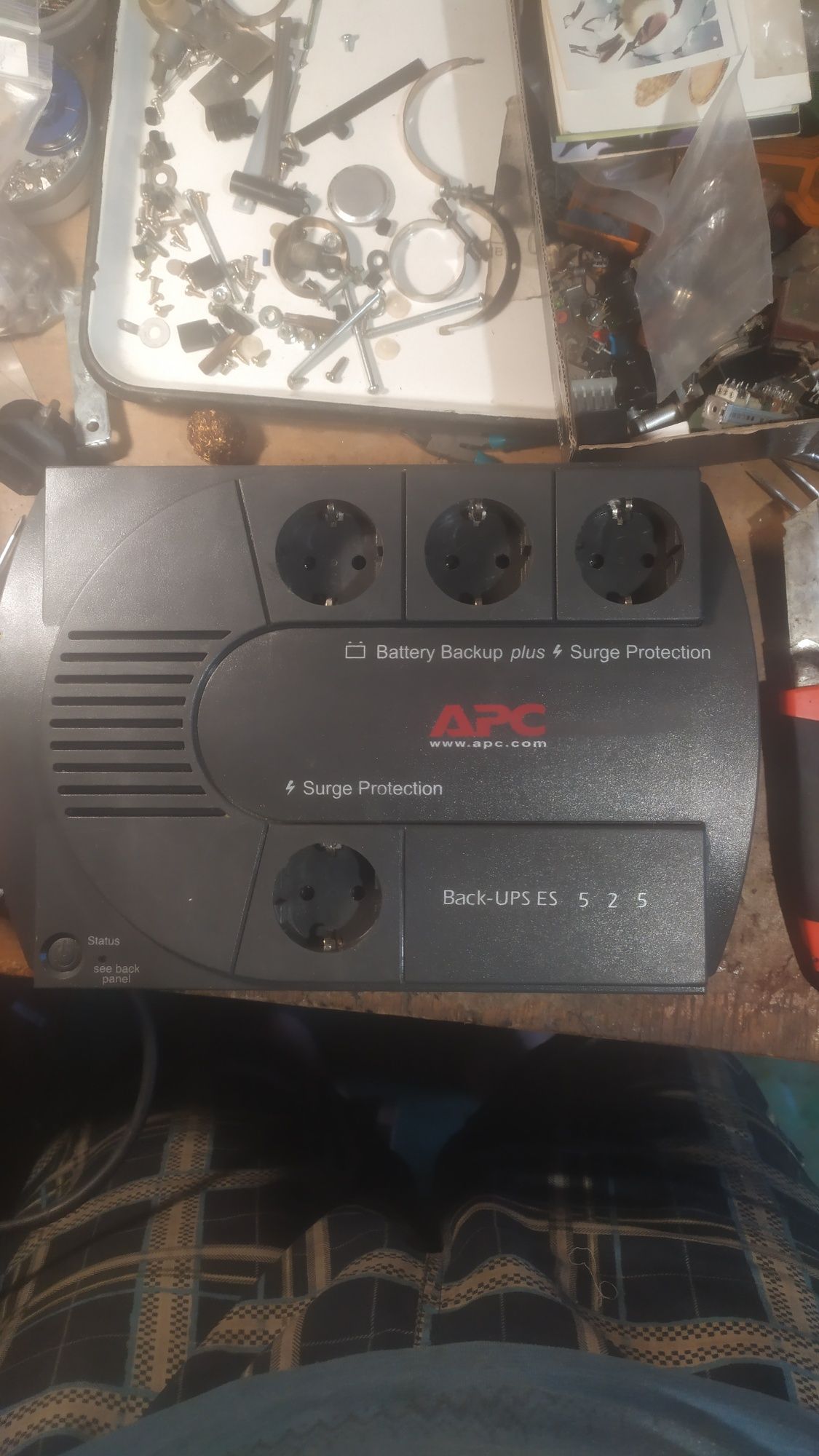 Блок безперебійного живлення APC BE525-RS