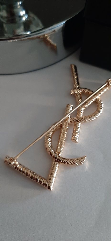 Jakość Premium Złota broszka ysl model Opyum wybity napis Cudo lv cc