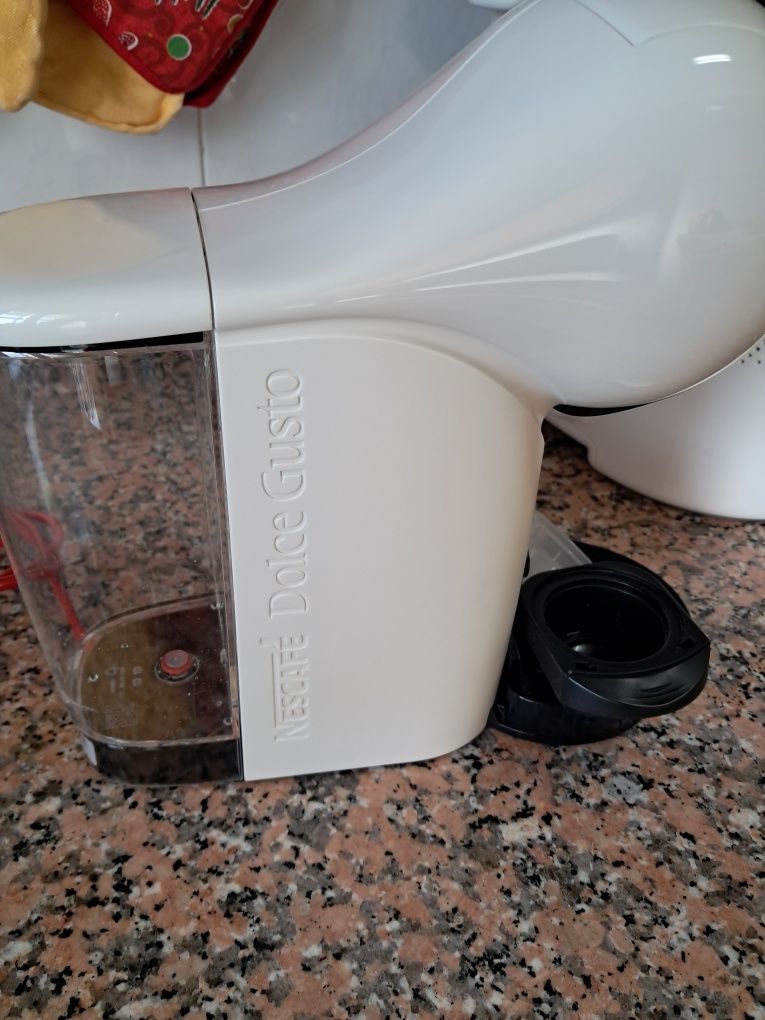 Máquinas de café: NESPRESSO e DOLCE GUSTO