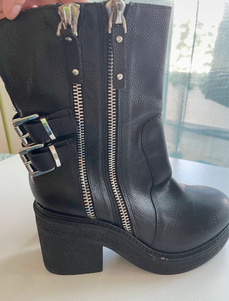 Botas pretas cano médio, marca italiana, Barachini, 39