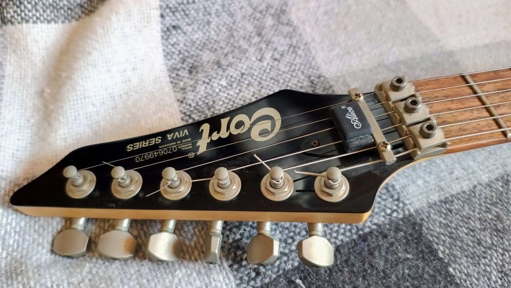 Электрогитара Cort Viva Gold-II NS, комбик Line 6 SPIDER IV 15w, + уши