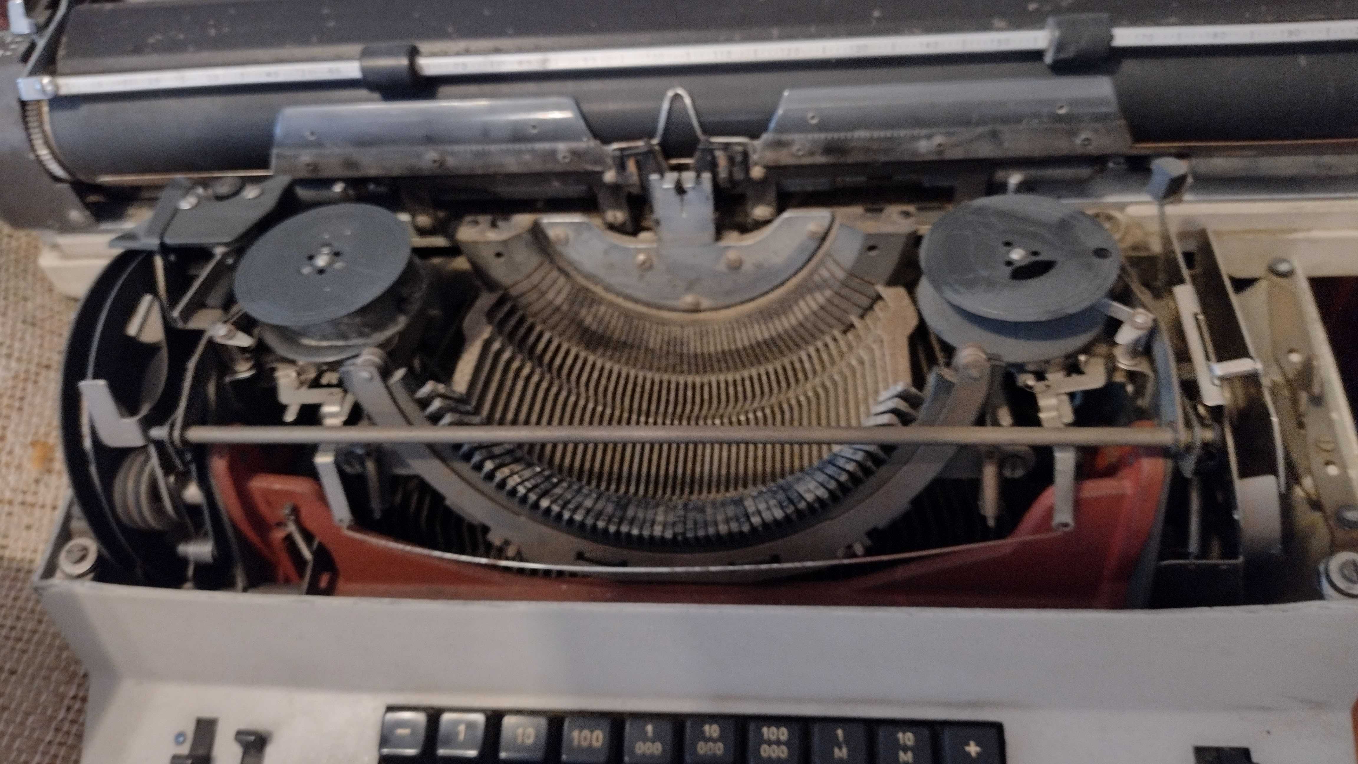 Máquina de escrever FACIT elétrica, metal