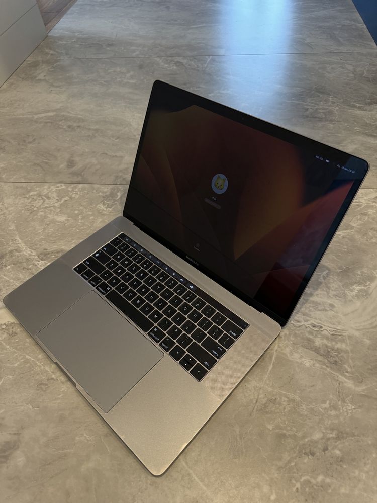 MacBook Pro 2017 15" touchbar 16gb ram 512gb ssd