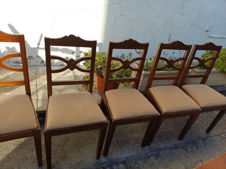 mesa e cadeiras bege