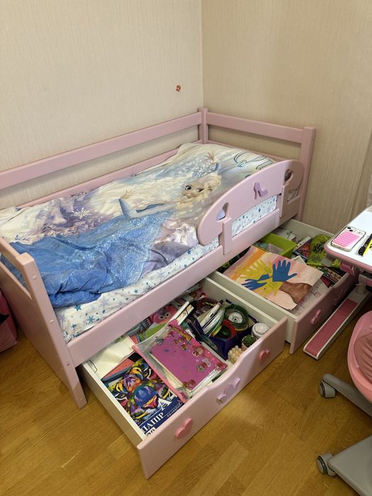 Дитяче ліжко для дівчинки