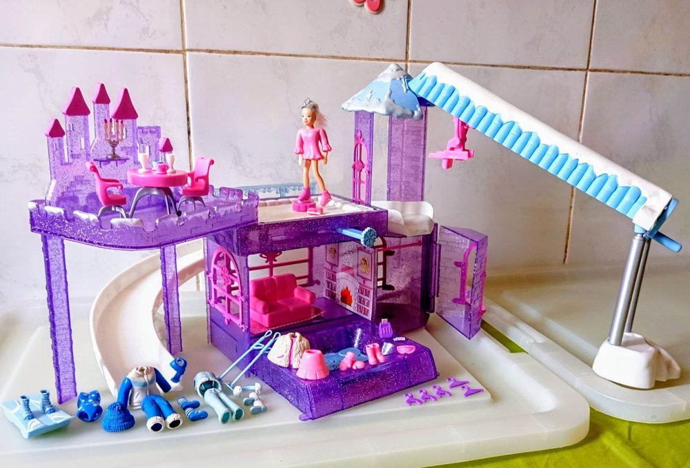 Polly Pocket Snow Cool Hotel 2004 completo.Negociável.
Conforme fotos.
