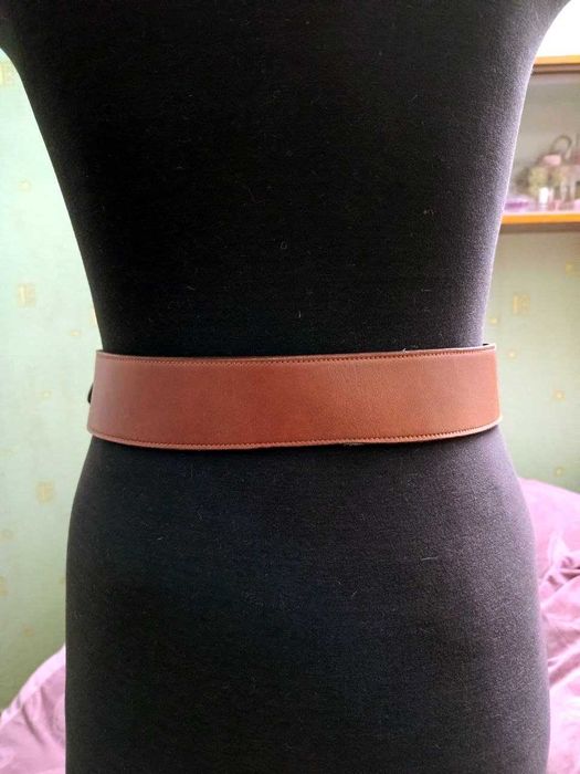 Стильный кожаный ремень пояс с обтянутой пряжкой