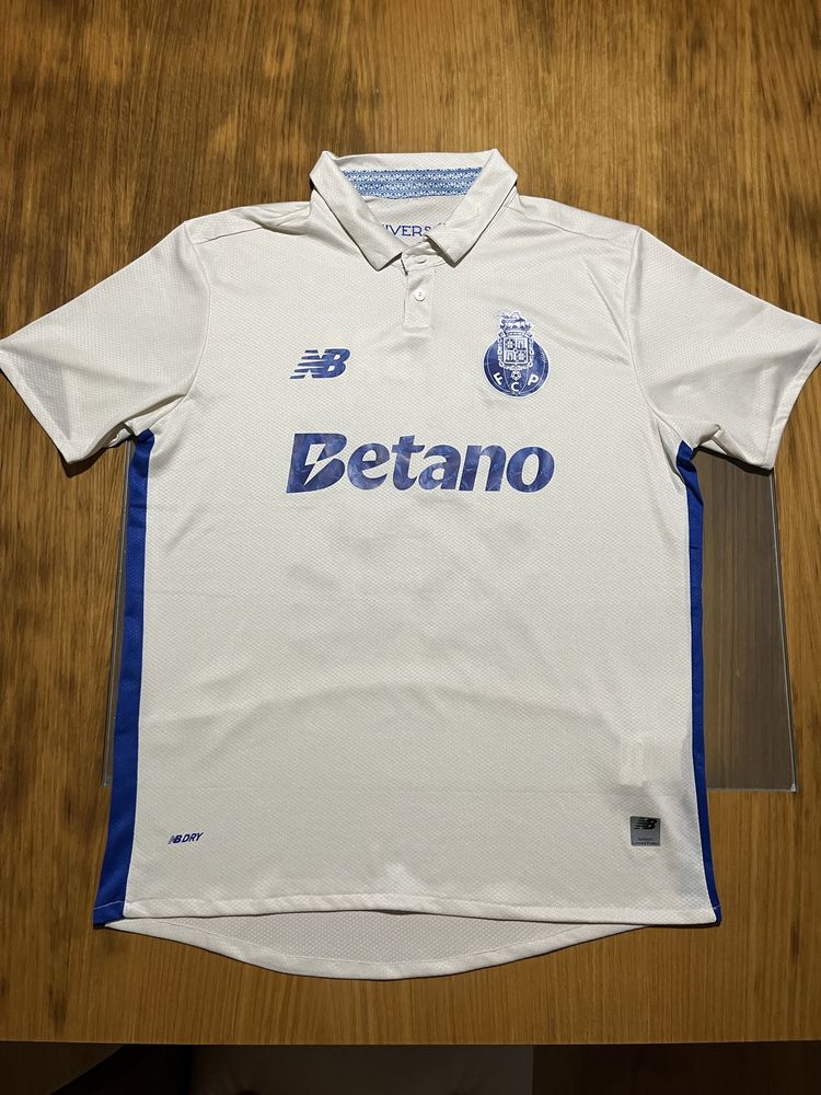 Camisola FC Porto terceiro equipamento 25/26 com “R.Mora 86” atrás
