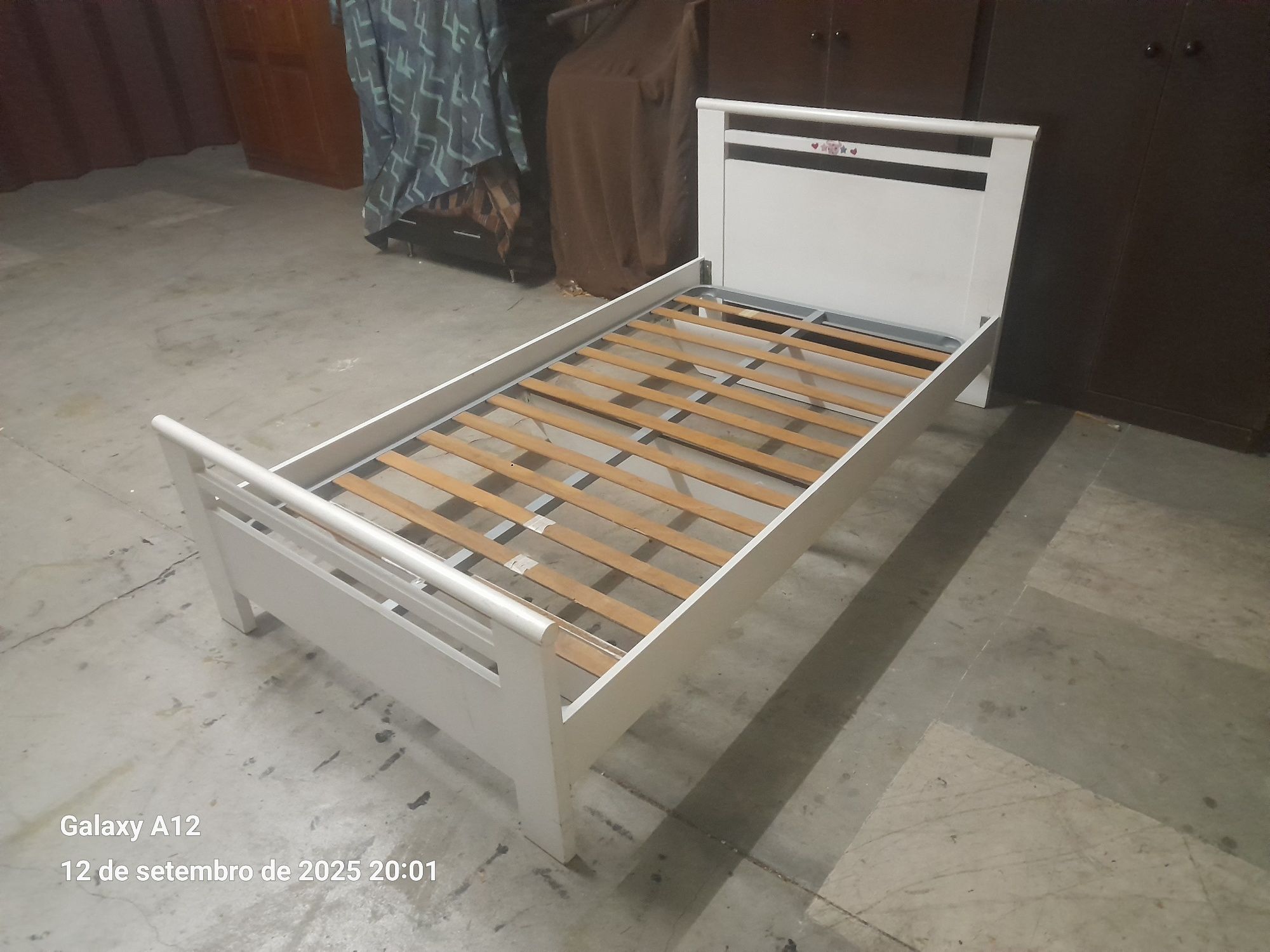 Cama branca solteiro com estrado e colchão