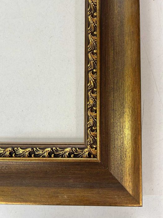 Molduras românticas de talha dourada