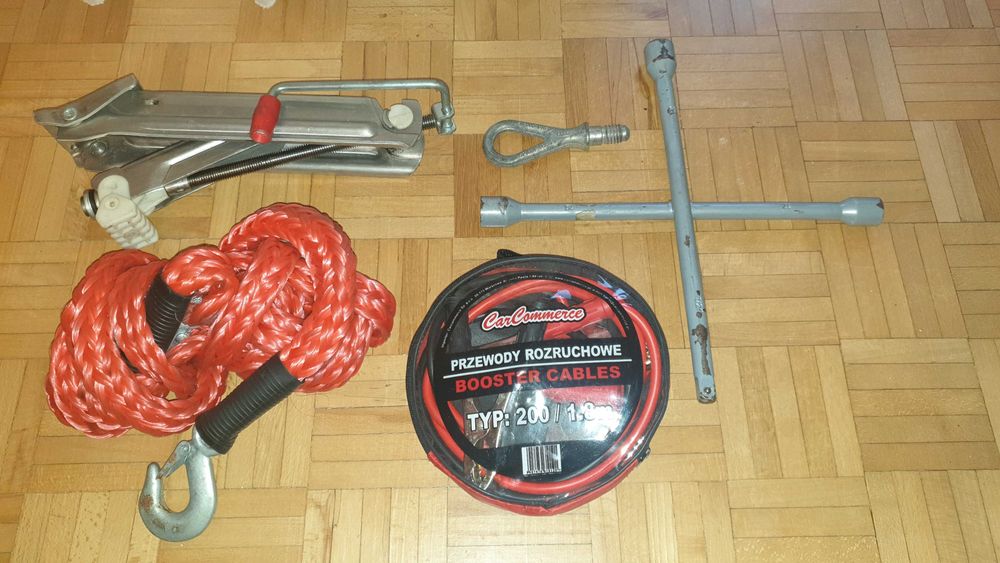Zestaw do samochodu linka, podnośnik, przewody, klucz do kół,