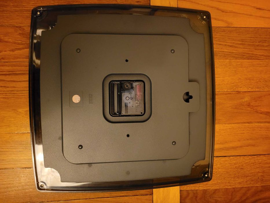 Кварцевий настінний годинник.